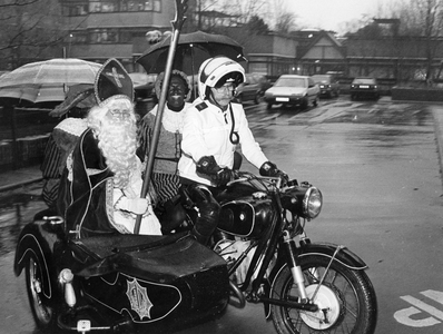 841295 Afbeelding van de aankomst van Sinterklaas en Zwarte Piet bij het Provinciehuis (Galileïlaan 15) te Utrecht per ...